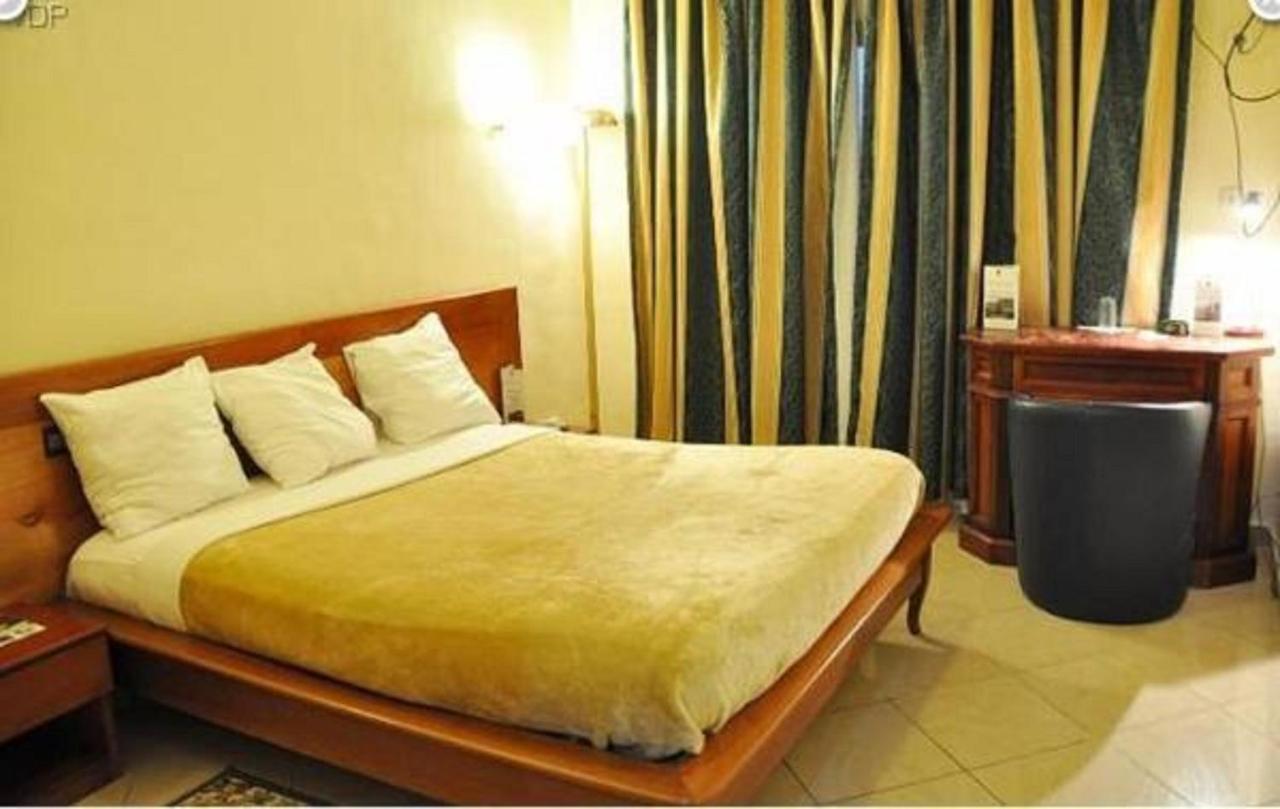 Hotel Vallee Des Princes ドゥアラ エクステリア 写真